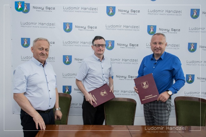 Prezydent Ludomir Handzel wraz z wykonawcami.