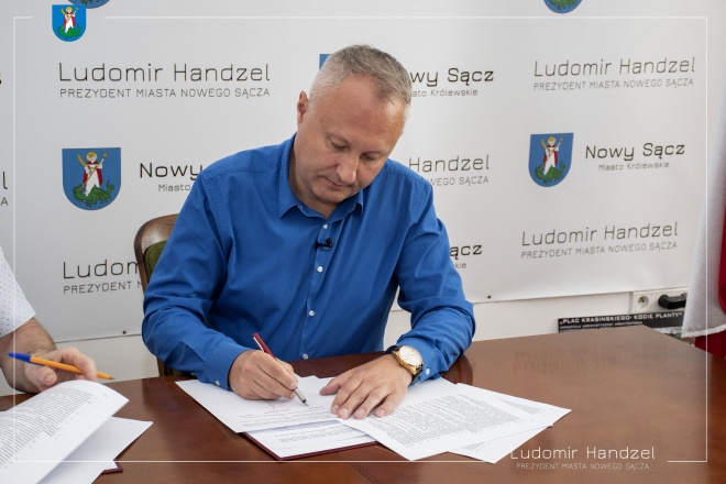 Prezydent Ludomir Handzel podpisujący umowę.
