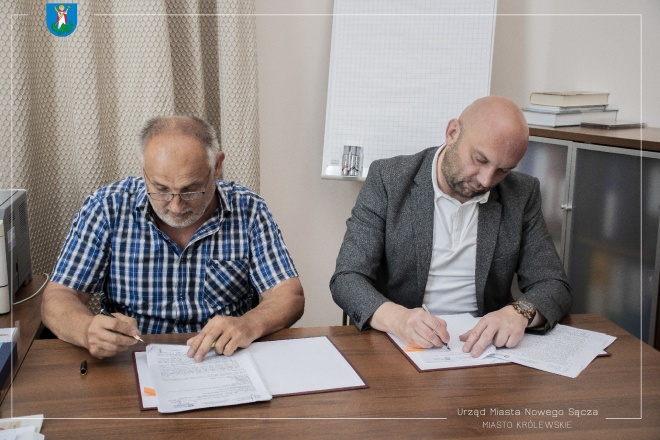 Zastępca prezydenta Artur Bochenek wraz z przedstawicielem firmy „Star” panem Marianem Gwiazdą.