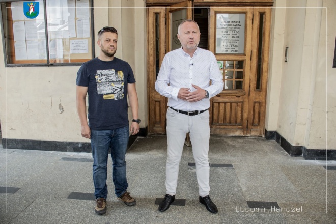 Prezydent Ludomir Handzel wraz z wykonawcą.