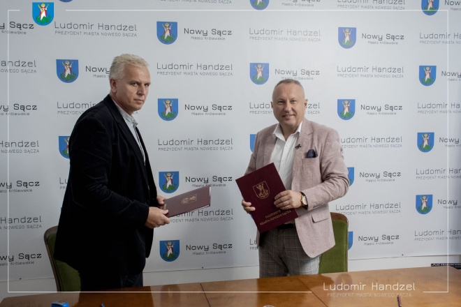Prezydent Ludomir Handzel wraz z wykonawcą.