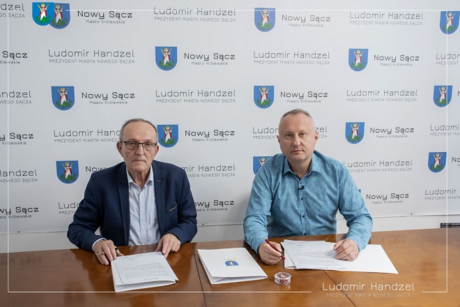Prezydent Ludomir Handzel wraz z wykonawcą.