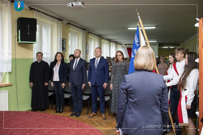 Prezydent Ludomir Handzel podczas wprowadzania Sztandaru Szkoły.