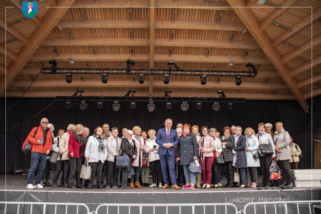 Prezydent Ludomir Handzel na zdjęciu grupowym. 