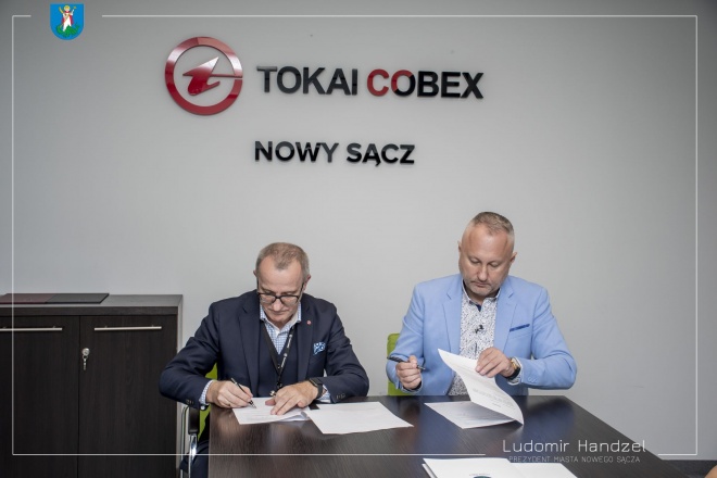 Prezydent Ludomir Handzel wraz z prezesem zarządu TOKAI COBEX Andrzejem Hotloś