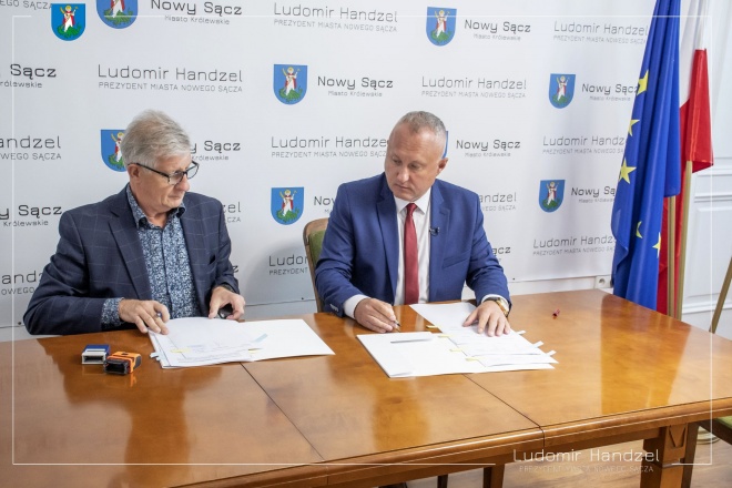 Prezydent Ludomir Handzel wraz z wykonawcą.