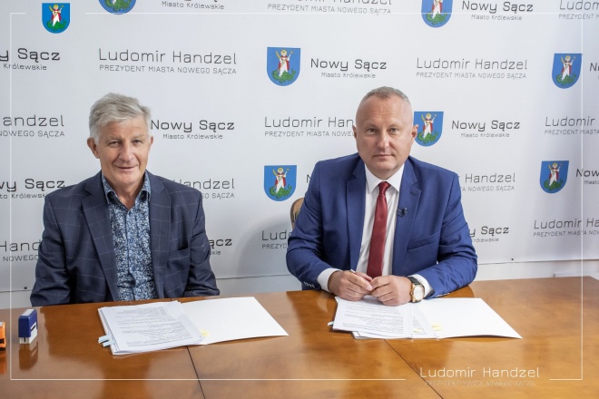 Prezydent Ludomir Handzel wraz z wykonawcą.