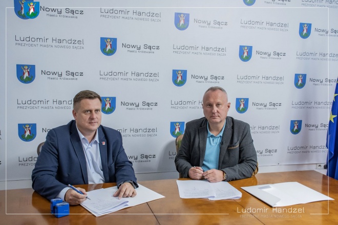 Prezydent Ludomir Handzel wraz z wykonawcą.