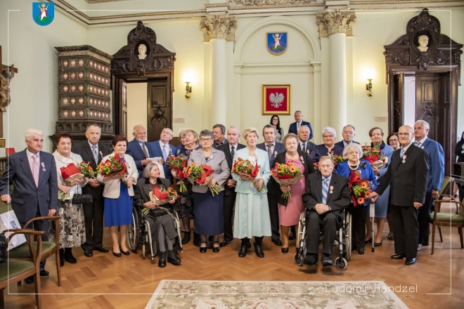 Prezydent Ludomir Handzel na zdjęciu grupowym z Jubilatami. 