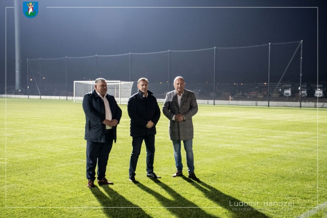 Prezydent Ludomir Handzel wraz z prezesem Polskiego Związku Piłki Nożnej Cezarym Kuleszą oraz wykonawcą stadionu Janem Kosem.
