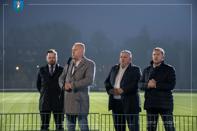 Prezydent Ludomir Handzel wraz z prezesem Polskiego Związku Piłki Nożnej Cezarym Kuleszą oraz wykonawcą stadionu Janem Kosem.