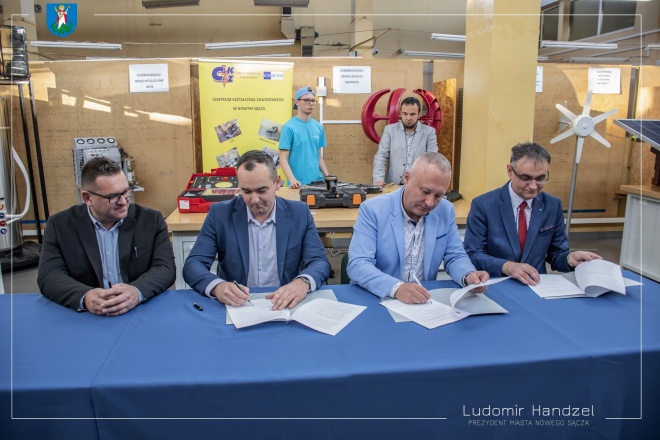 Prezydent Ludomir Handzel wraz z przedstawicielami CKZ oraz MPEC.