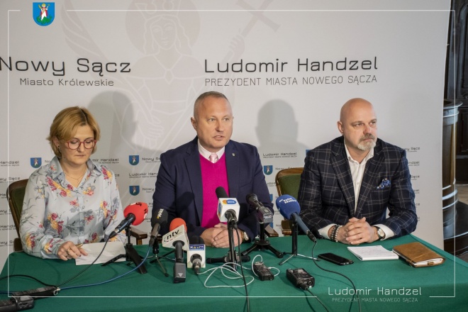 Prezydent Ludomir Handzel wraz z zastępcą prezydenta Magdaleną Majką oraz dyrektorem MOK Benedyktem Polańskim. 
