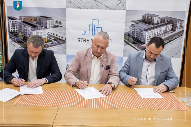 Prezydent Ludomir Handzel wraz z prezesem Zarządu - Jackiem Żelasko oraz Wiceprezesem Zarządu – Bogdanem Irzykiem.