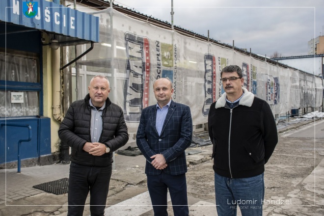Prezydent Ludomir Handzel wraz z radnym Grzegorzem Ledzińskim oraz dyrektorem placówki mgr Andrzejem Góra. 