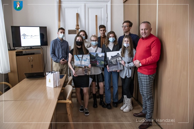 Prezydent Ludomir Handzel wraz z laureatami konkursu.