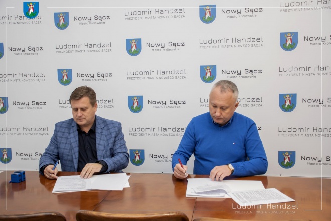 Prezydent Ludomir Handzel wraz z wykonawcą podpisują umowę. 
