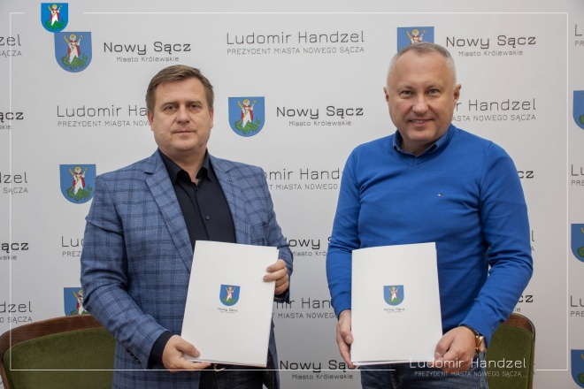 Prezydent Ludomir Handzel wraz z wykonawcą.