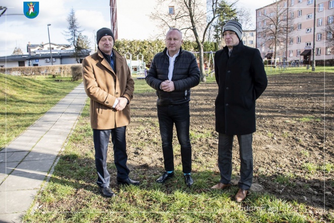 Prezydent Ludomir Handzel wraz z prezesem zarządu Grodzkiej Spółdzielni Mieszkaniowej Jarosławem Iwańcem oraz zastępcą prezesa Grodzkiej Spółdzielni Mieszkaniowej Ryszardem Jasińskim. 