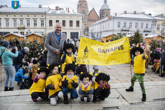Prezydent Ludomir Handzel wraz z dziećmi z przedszkola Danapis 