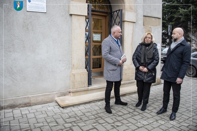 Prezydent Ludomir Handzel wraz z Martą Mordarską radną Województwa Małopolskiego oraz dyrektorem Sądeckiej Biblioteki Publicznej Markiem Rylewiczem. 