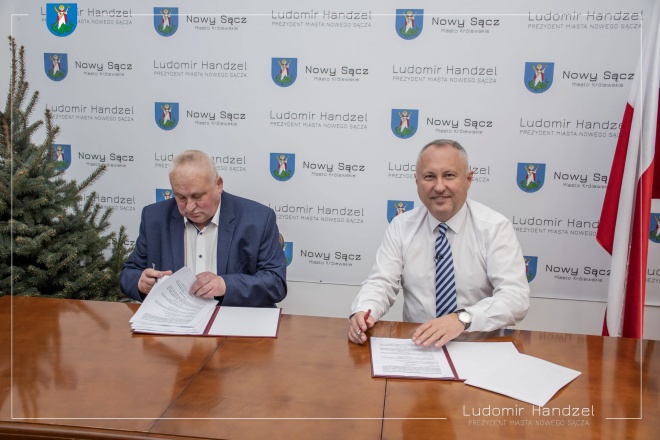 Prezydent Ludomir Handzel wraz z wykonawcą.