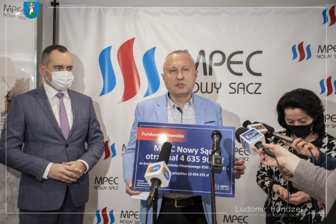 Prezydent Ludomir Handzel wraz z poseł Anną Paluch i prezesem MPEC Pawłem Kupczakiem. 