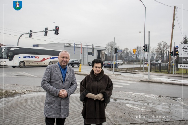Prezydent Ludomir Handzel wraz z Przewodniczącą Zarządu Osiedla ZabełczeBogumiłą Kałużny. 