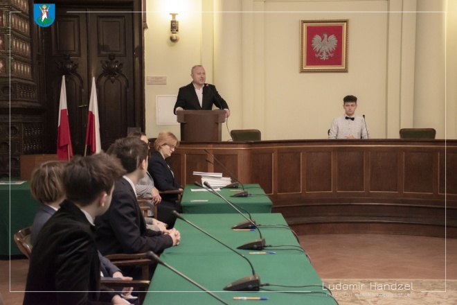 Prezydent Ludomir Handzel wraz z członkami Młodzieżowej Rady Miasta.
