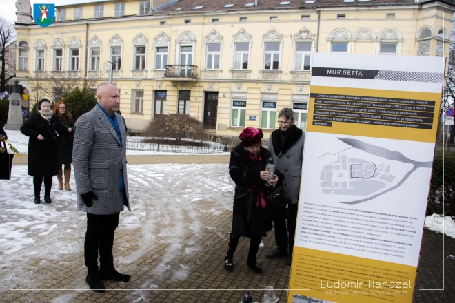 Prezydent Ludomir Handzel oraz uczestnicy uroczystości.