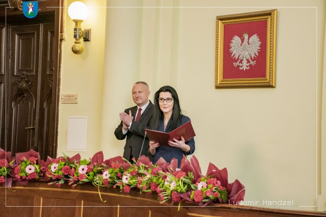 Prezydent Ludomir Handzel z kierownikiem Urzędu Stanu Cywilnego Moniką Lichoń.