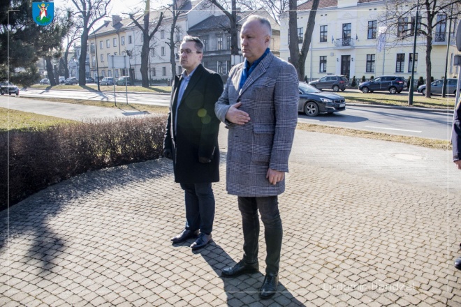 Prezydent Ludomir Handzel wraz z kierownikiem Referatu Komunikacji Społecznej Mariuszem Smoleniem.