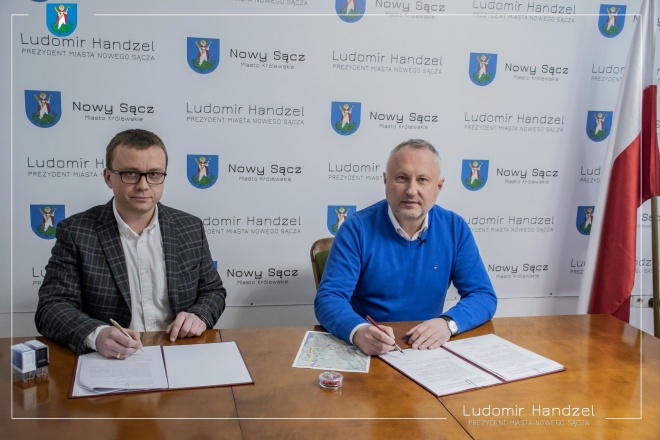 Prezydent Ludomir Handzel wraz z wykonawcą.