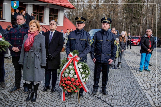 Zastępca prezydenta Magdalena Majka wraz z radnym Jakubem Prokopowiczem oraz przedstawicielami Urzędu Miasta Nowego Sącza.