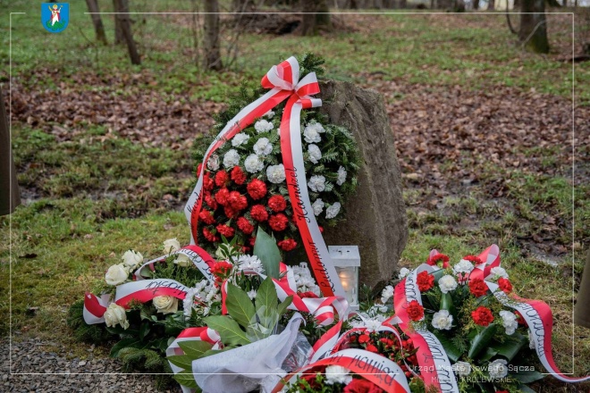 Wieniec złożony pod pomnikiem upamiętniającym ofiary katastrofy.