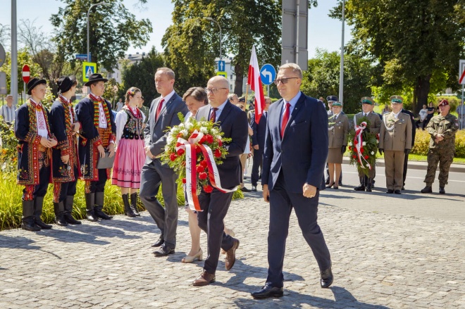 Przewodniczący rady miasta Krzyszysztof Głuc składa wieniec pod pomnikiem
