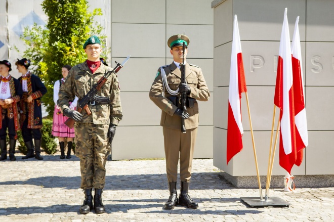 Honorowa warta pod pomnikiem