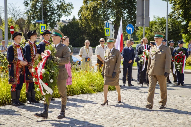 Delegacja Karpackiego Oddziału Straży Granicznej składa wieniec pod pomnikiem