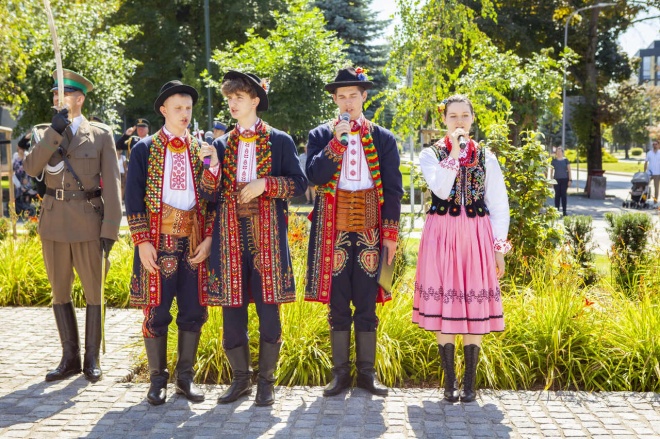 Młodzi artyści z grupy śpiewaczej zespołu regionalnego "Sądeczoki"