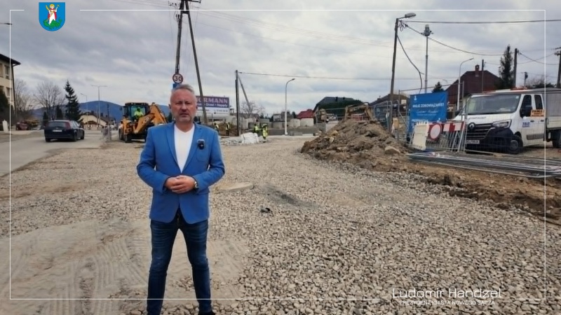 Prezydent Ludomir Handzel na placu budowy na os. Poręba Mała