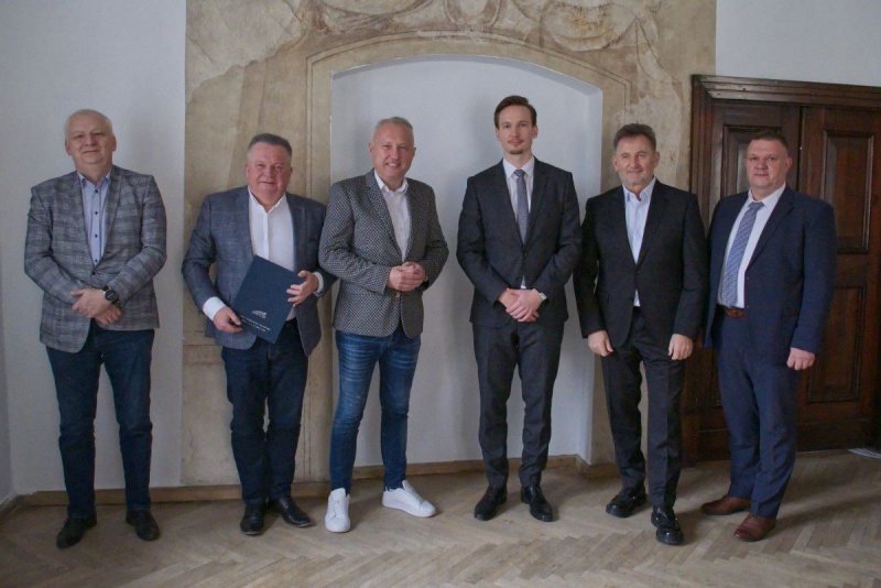 Prezydent Ludomir Handzel z przedstawicielami firmy PT Wanicki sp. z. o.o.i Jetzym Leszczyńskim, prezesem MPK