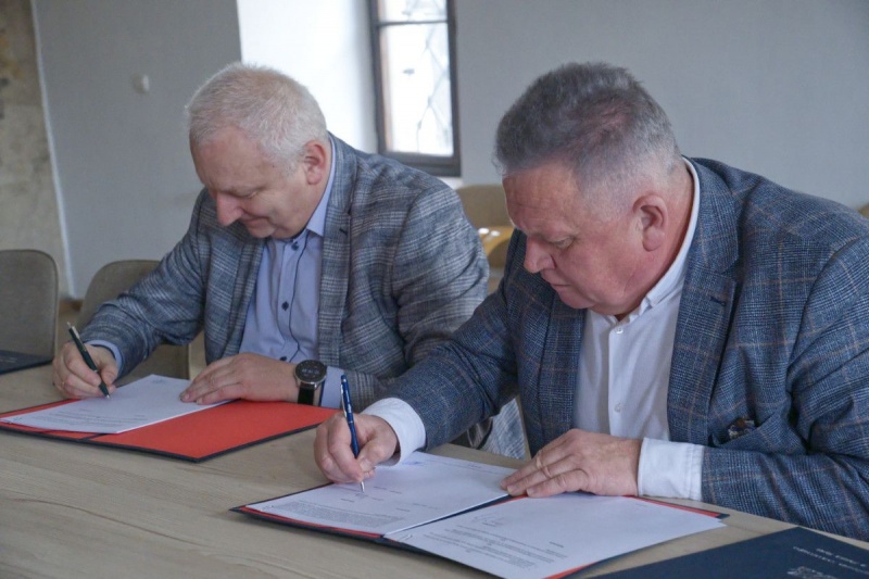 Podpisanie umowy na zakup pięciu autobusów elektrycznych