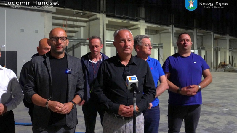 Prezydent Ludomir Handzel (drugi z lewej) przed nowym stadionem miejskim