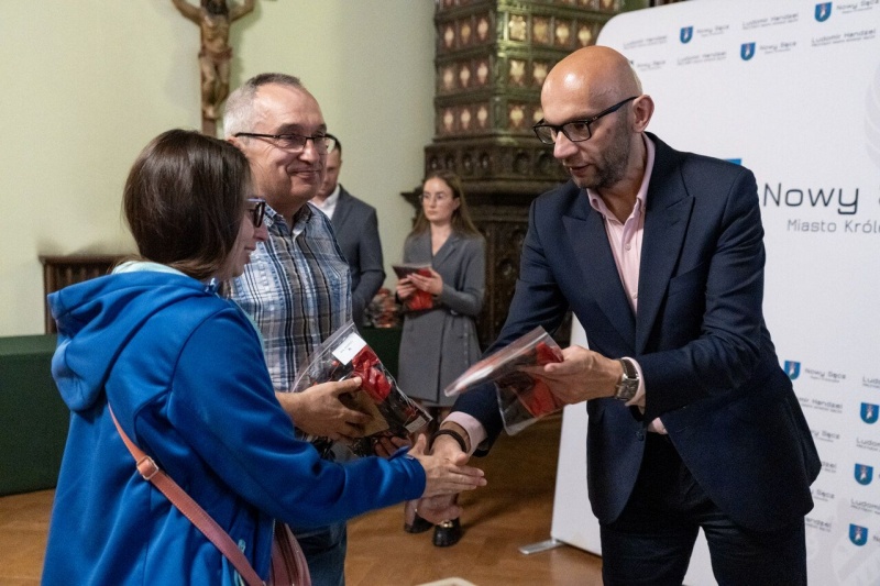 Artur Bochenek, zastępca prezydenta miasta wręcza uczestniczce rywalizacji nagrodę