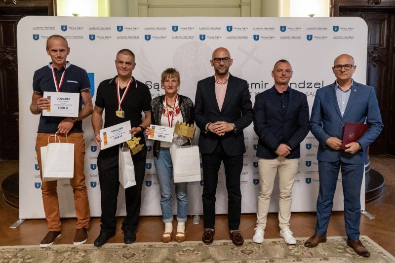 Artur Bochenek z uczestnikami rywalizacji o Puchar Rowerowej Stolicy Polski