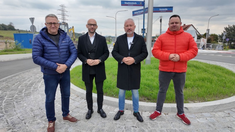 Od lewej stoją radny Tadeusz Gajdosz, Artur Bochenek, zastępca prezydenta miasta, prezydent Ludomir Handzel i radny Jakub Prokopowicz