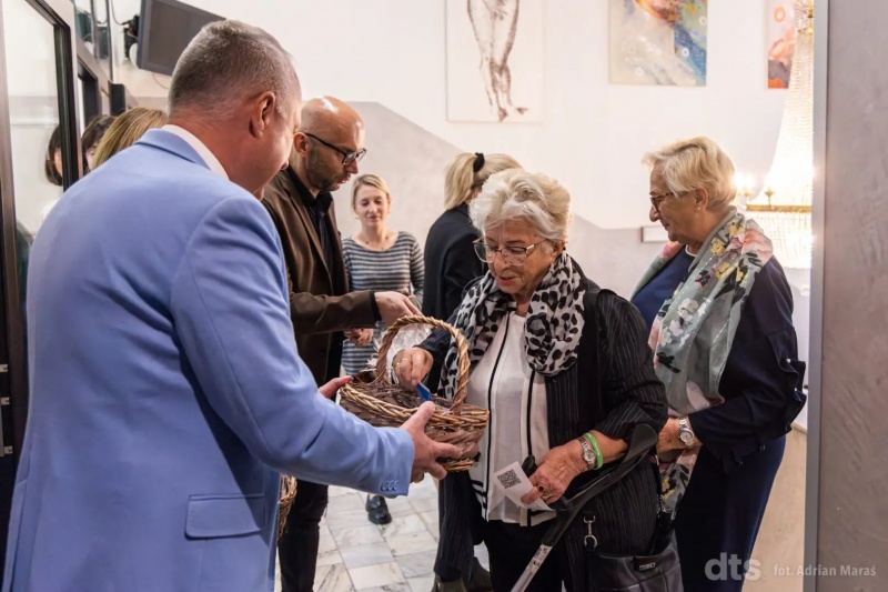 Pan Prezydent wręcza seniorom upominki