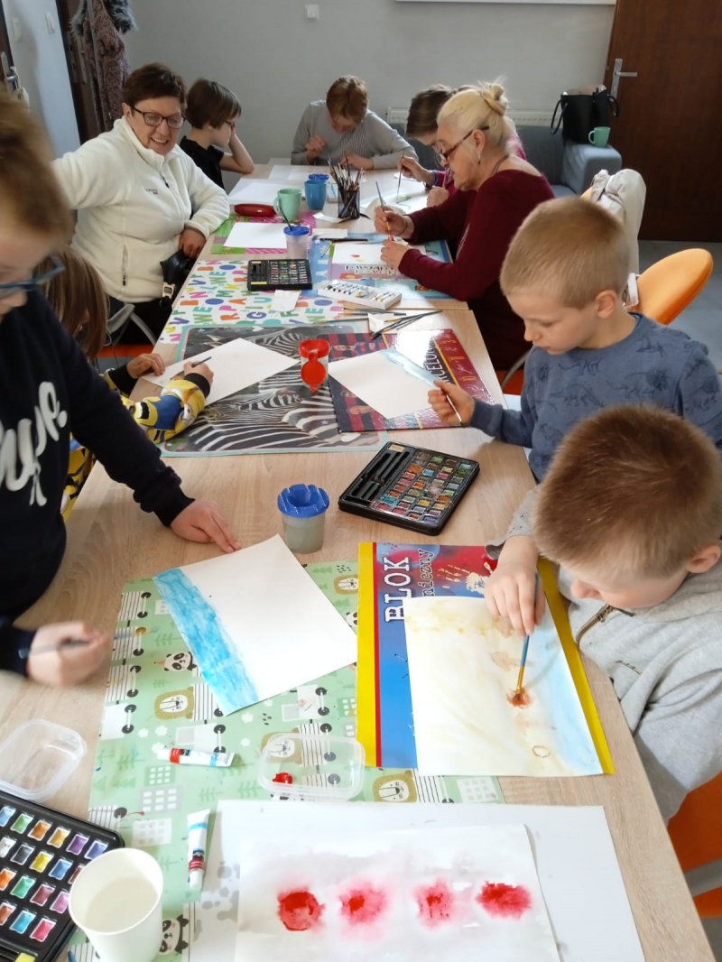 zdjęcie numer dwa przedstawiające uczestników zajęć podczas malowania obrazów 