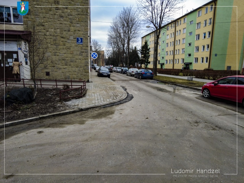 Chodnik z kostki kamiennej.