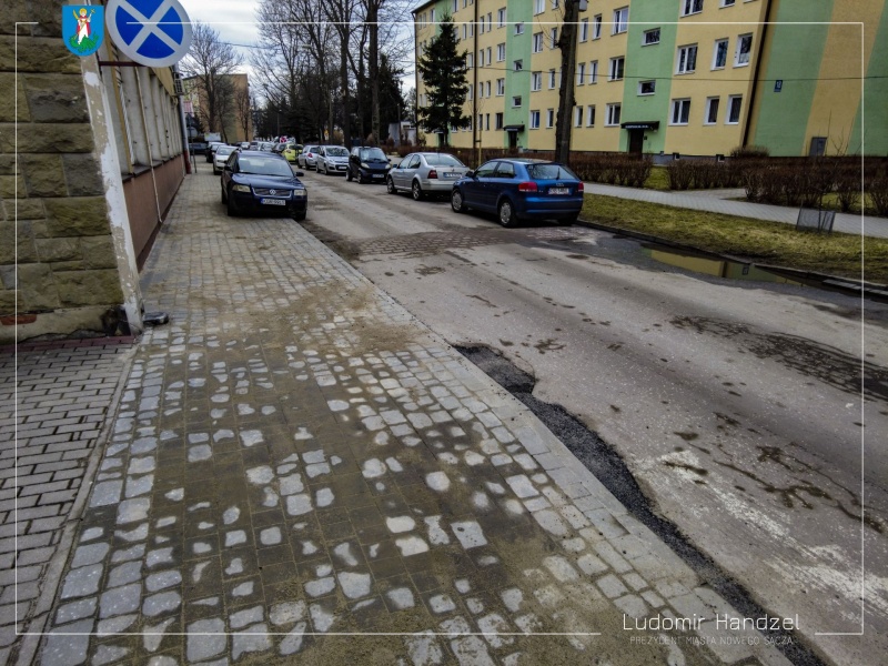 Chodnik z kostki kamiennej.